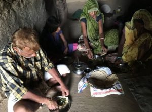 Hindistanlı qadınlar ilk dəfə ailələri ilə birgə yemək yeyirlər FOTO